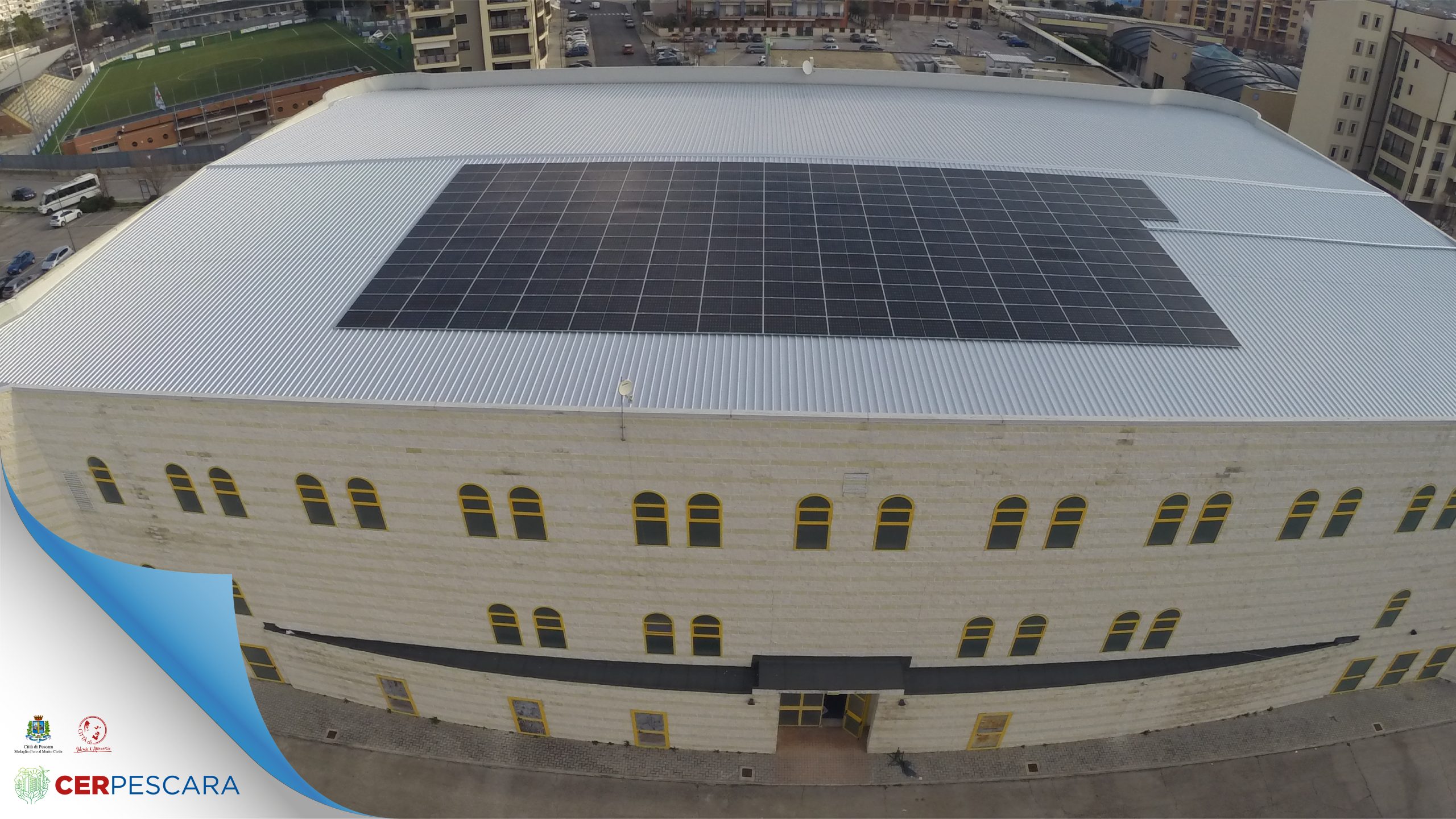 Foto2a seconda foto drone Impianto fotovoltaico, con contestuale rifacimento della copertura con materiale isolante, installato presso il Palazzetto dello Sport Giovanni Paolo II, Via San Marco - Pescara.