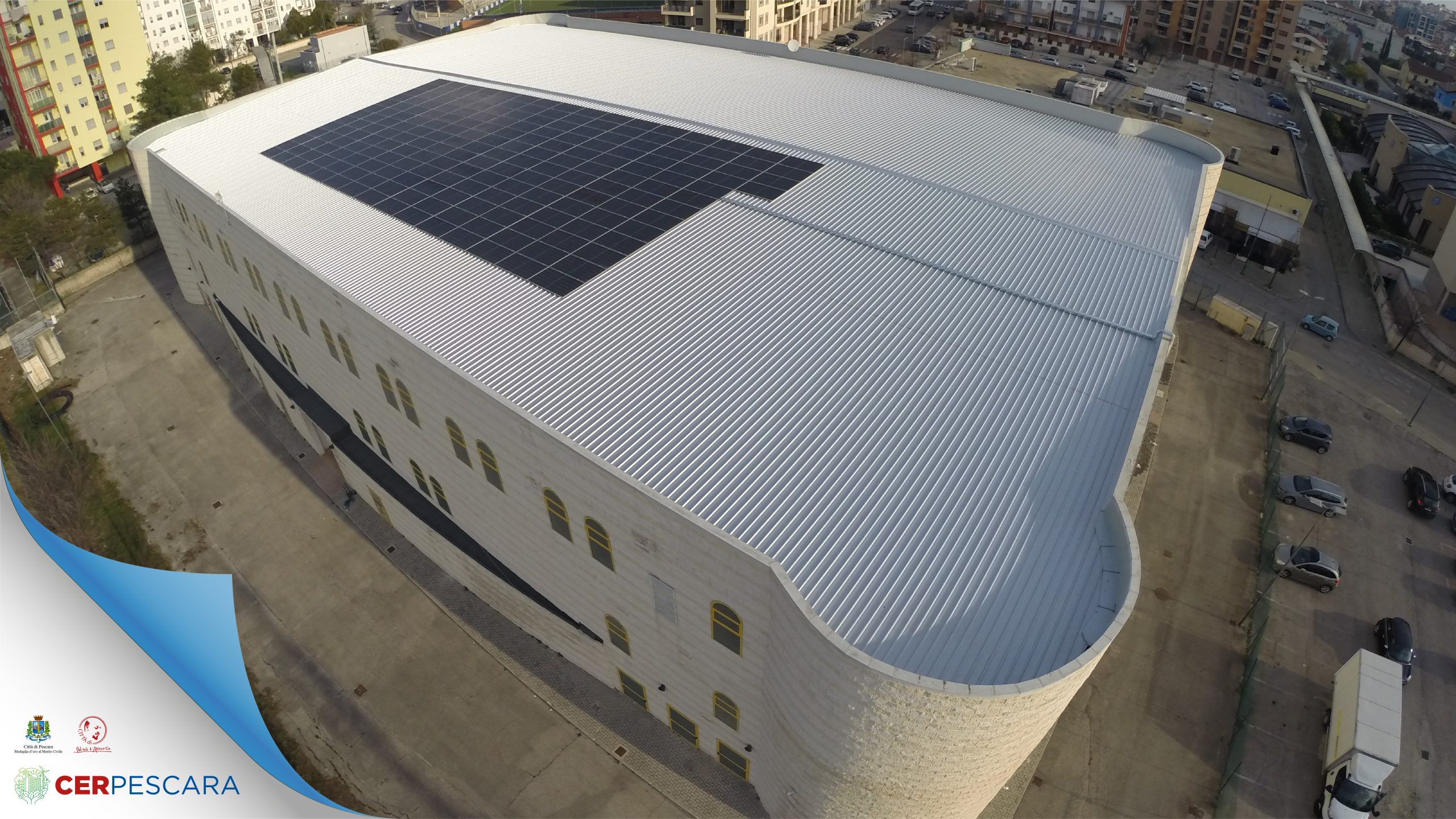 Foto2b prima foto drone Impianto fotovoltaico, con contestuale rifacimento della copertura con materiale isolante, installato presso il Palazzetto dello Sport Giovanni Paolo II, Via San Marco - Pescara.